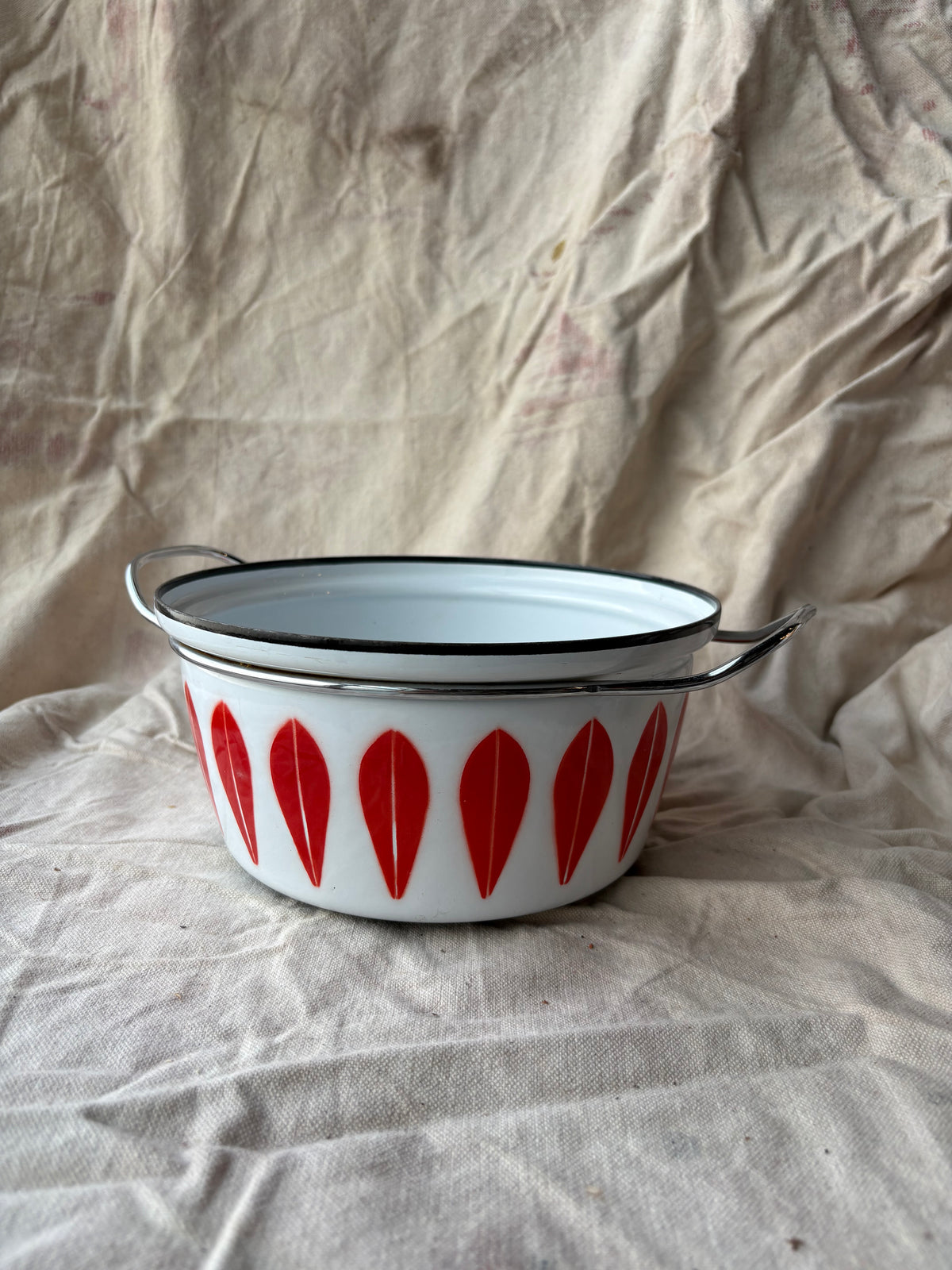 Catherineholm White & Red Lotus Pattern Enamelware Casserole Dish
